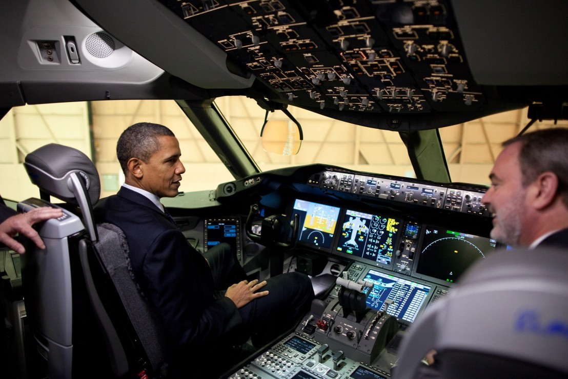 Barack_Obama_in_a_Boeing_787_cockpit