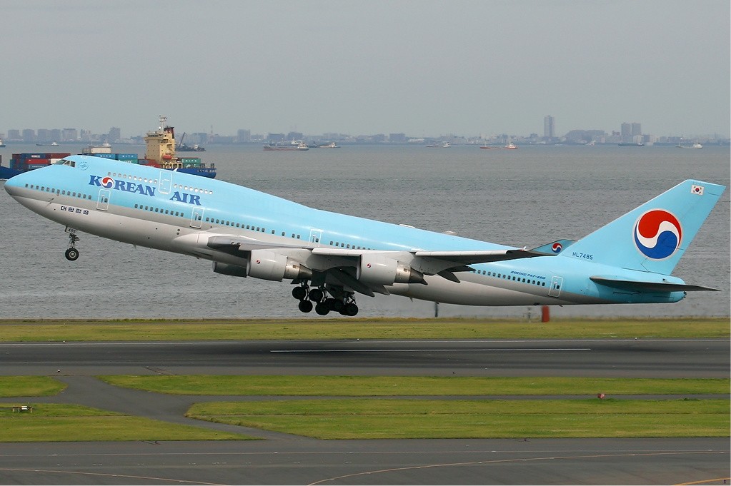 Korean_Air_Boeing_747-400_KvW