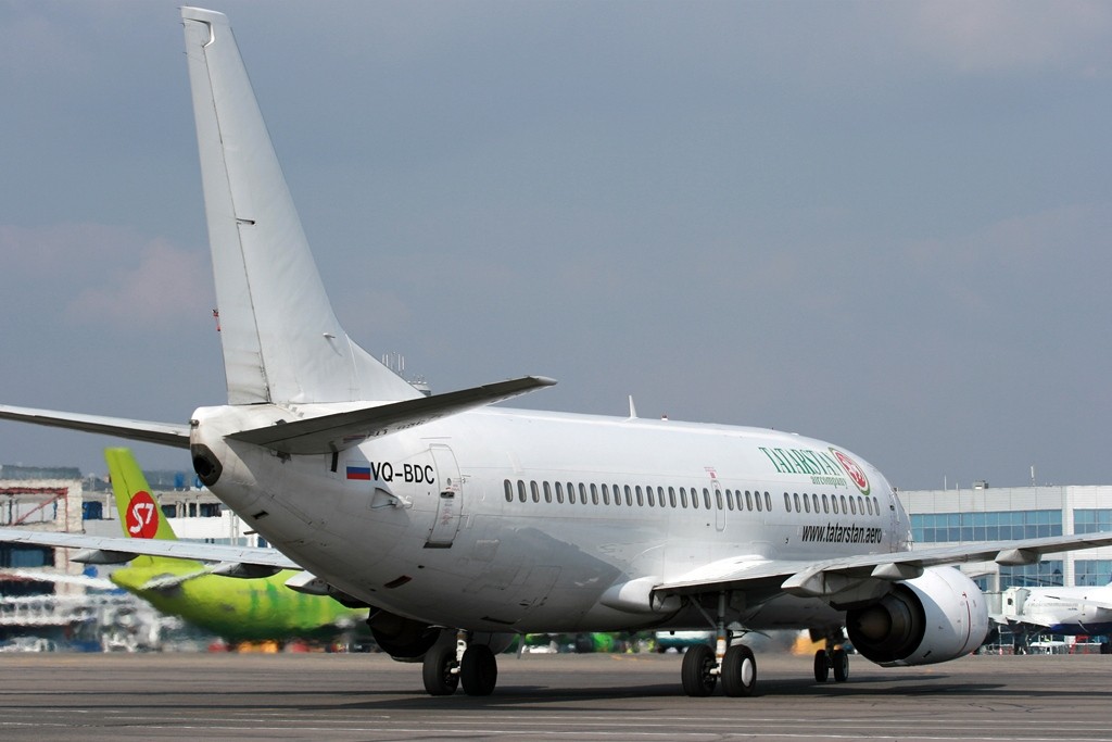 Boeing_737-341,_Tatarstan_Airlines_JP6827045