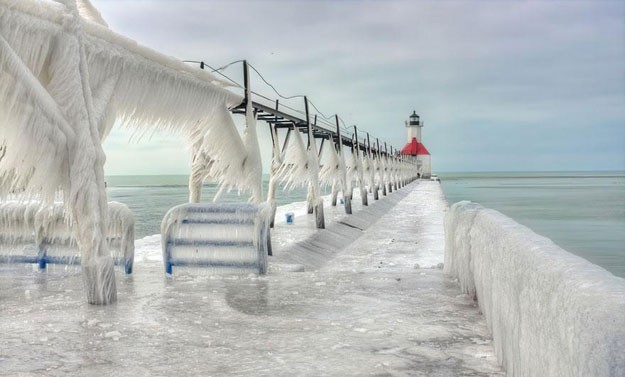 frozen-lighthouse-st-joseph-north-pier-lake-michigan-7