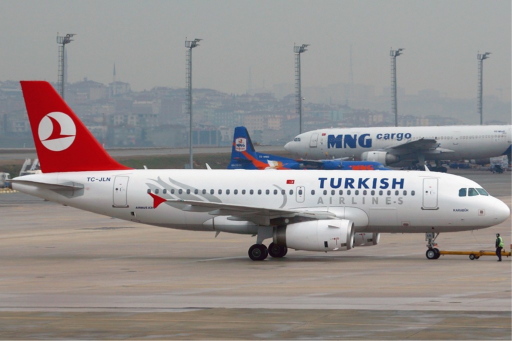 Turkish_Airlines_Airbus_A319_KvW