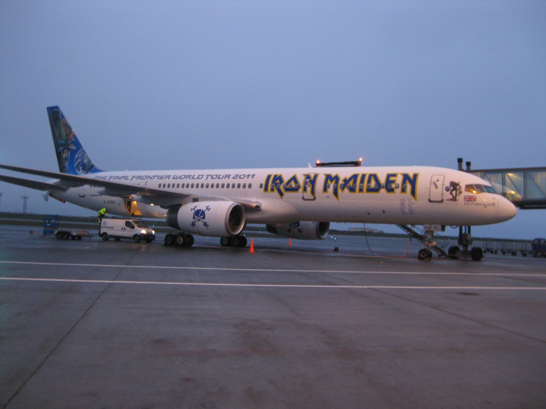 Iron_Maiden's_Ed_Force_One_at_Keflavík_airport_in_Iceland