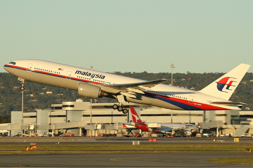 Malaysia_Airlines_Boeing_777-200ER_PER_Monty-4