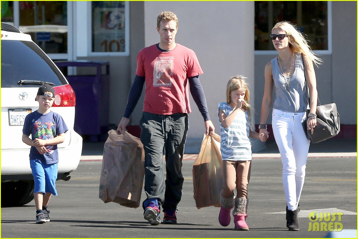 gwyneth-paltrow-chris-martin-toys-r-us-with-the-kids-15