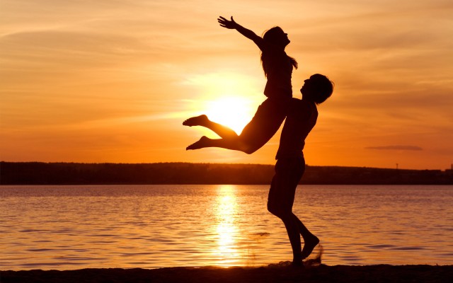 love-man-woman-silhouette-sun-sunset-sea-lake-beachother1_1