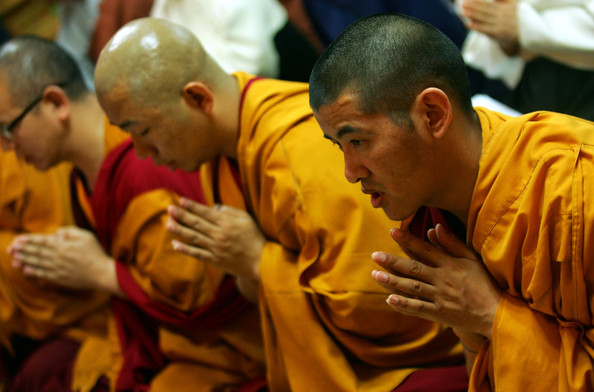 South+Korean+Monks+Hold+Prayer+Peace+Tibet+-c9olvziteil
