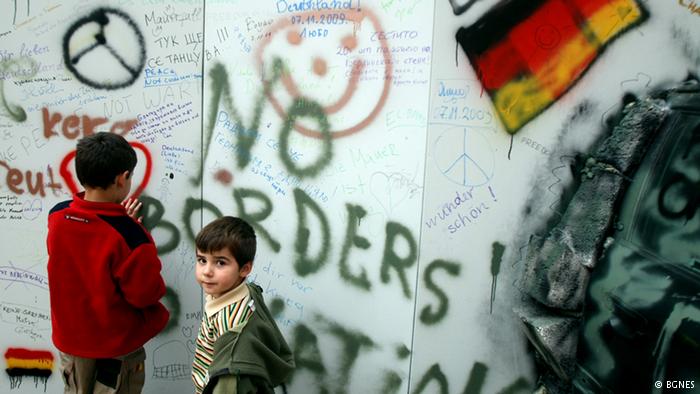 Кадър от ноември 2009 година, когато пред посолството на Германия в София бе отбелязана 20-годишнината от падането на Берлинската стена