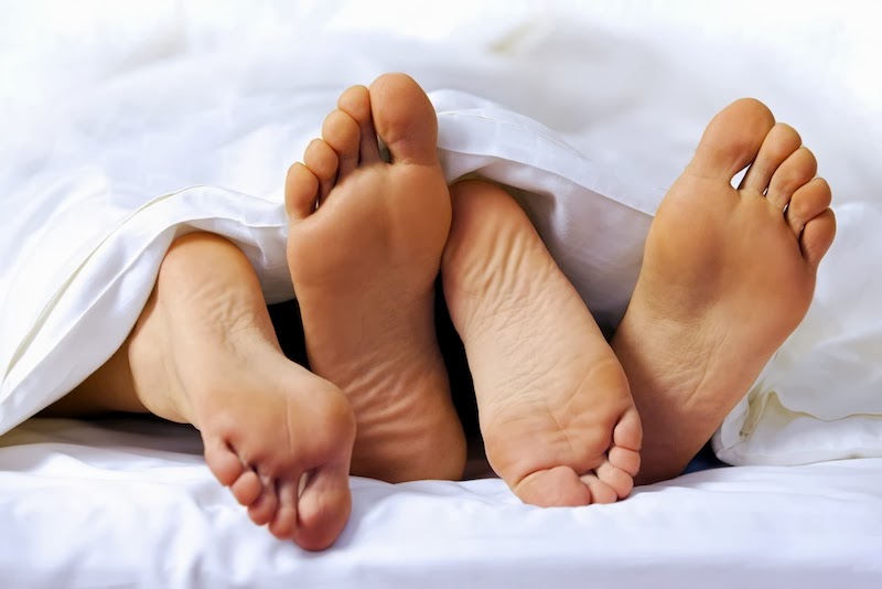 couple-bed-feet-130801