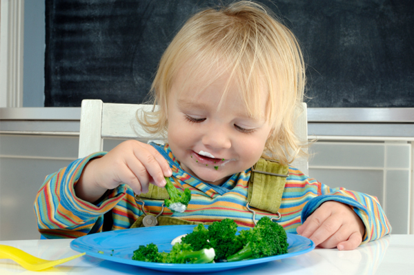 child-eating-broccoli