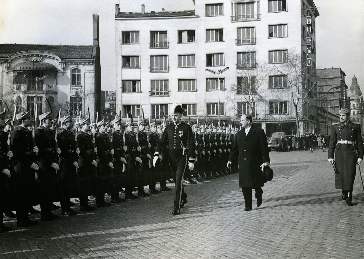 Сър Уилям Харпъм прави проверка на войската на 17 януари 1964 г., като част от церемонията по официалното му встъпване в длъжност като британски посланик в България