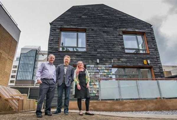 architect-duncan-baker-brown-m-builds-eco-home-out-of-garbage