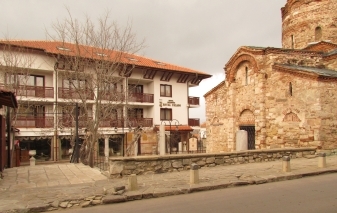 Несебър, Църквата "Св.Йоан Кръстител", подпряна от модерен хотел