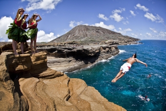 Хавайки приветстват най-смелите скачачи в открити води