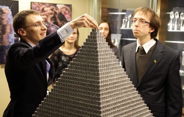 afp-lithuania-builds-worlds-largest-coin-pyramid-1