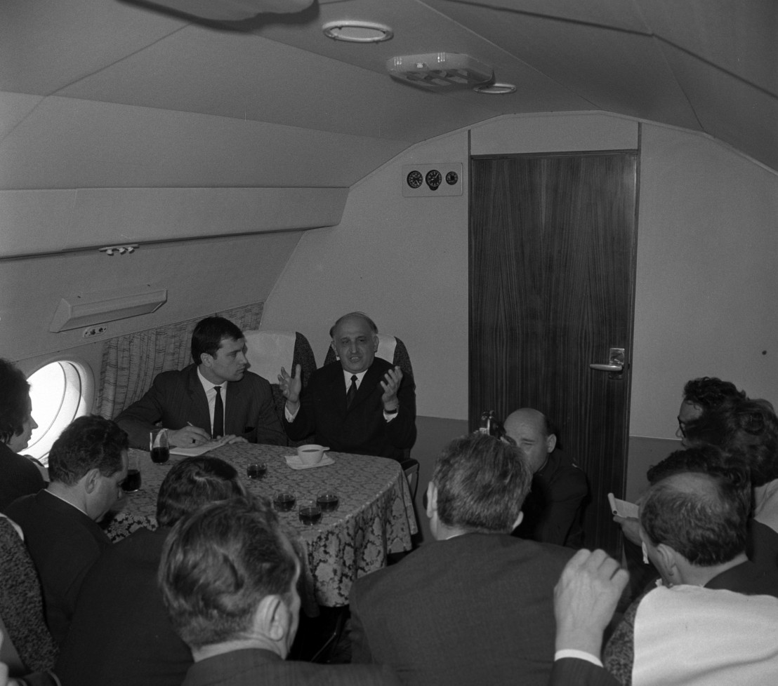 Тодор Живков дава пресконференция на борда на правителствения Ил-18. До него е зет му, Иван Славков, който по това време се подвизава, като журналист в "Работническо дело"