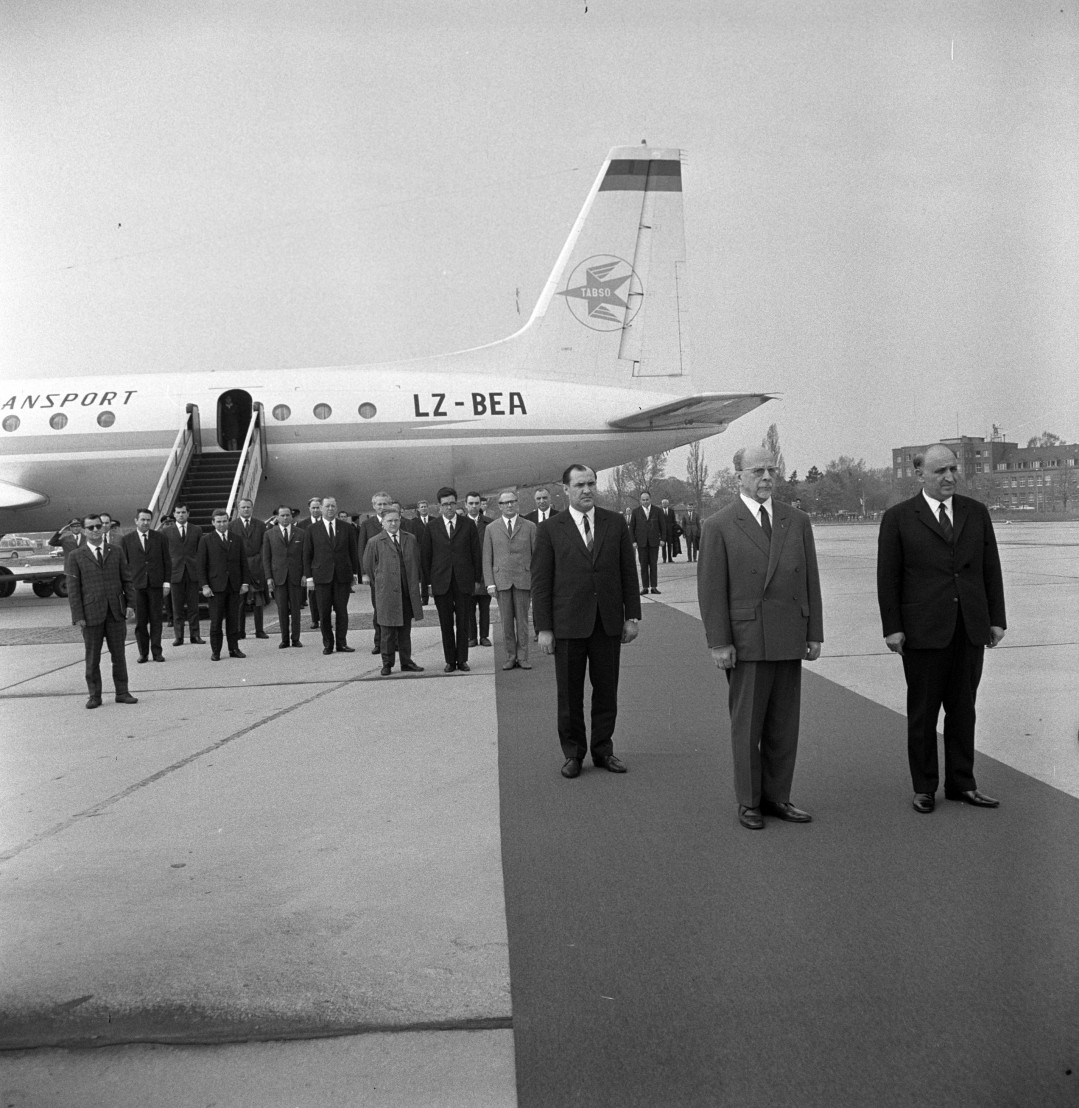 Живков заедно с лидера на ГДР Валтер Улбрих, а зад тях е правителственият Ил-18Д