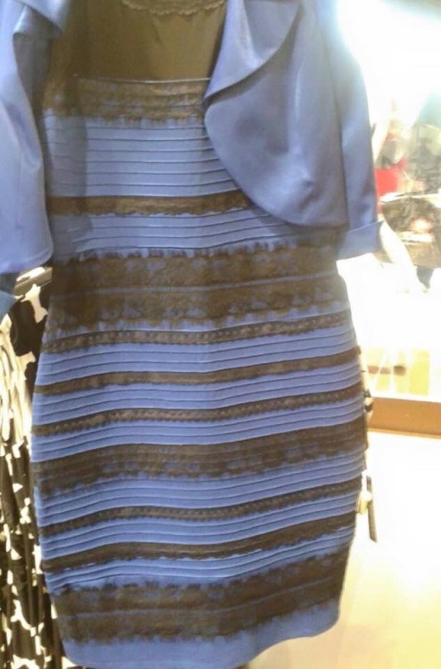 Снимка на въпросната рокля виновна за дебата. Какъв цвят я виждате вие?