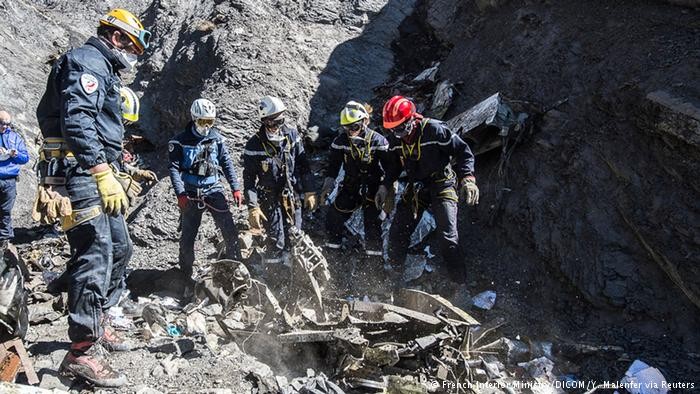 Спасителните отряди в Алпите издирват втората черна кутия на самолета