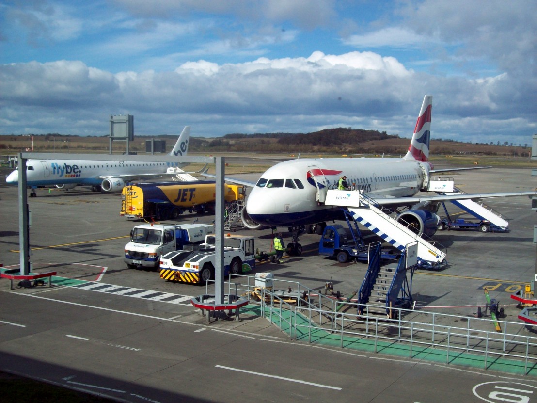 Aircraft_stands_at_Edinburgh_Airport